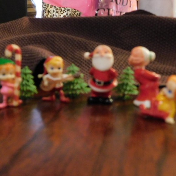 Mr and Mrs Claus with their Elves Set Small Figure Characters Vintage - Picture 3 of 7